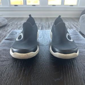 OOfos Sport Low Shoe - White Black (Size 10)